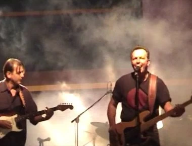 Η ελληνική μπάντα που ανταγωνίστηκε τα μεγαθήρια της παγκόσμιας ροκ σκηνής (βίντεο)